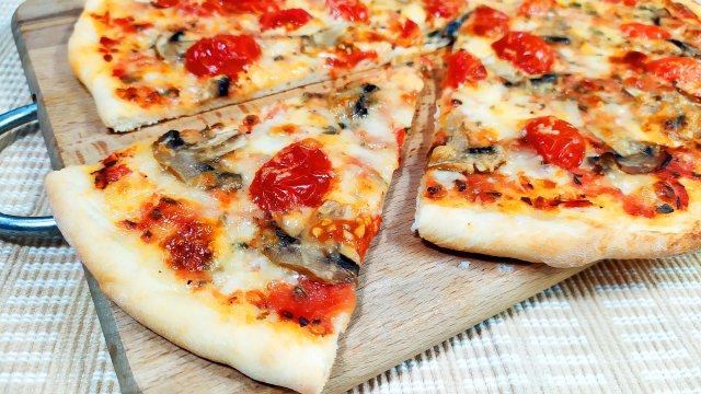 Домашняя пицца с грибами и сыром