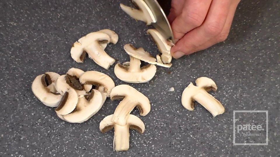 Домашняя пицца с грибами и сыром - Шаг 11