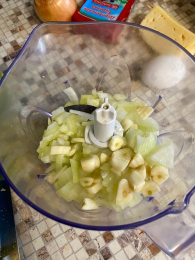 Готовим нежнейшие куриные котлетки с начинкой🍴🧀😋!  (Подойдёт и для ПП) - Шаг 3