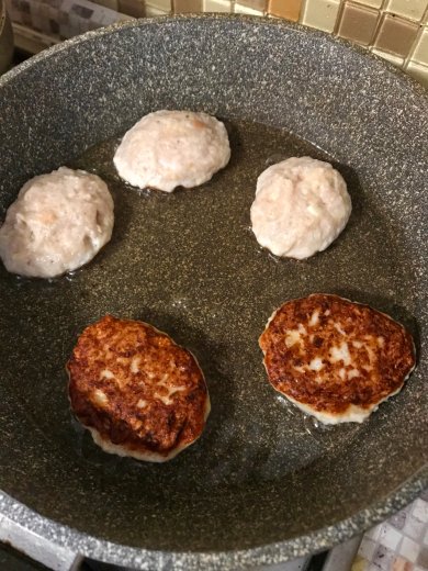 Готовим нежнейшие куриные котлетки с начинкой🍴🧀😋!  (Подойдёт и для ПП) - Шаг 7