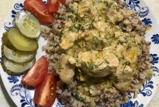 Свинина в сметане с зеленью.