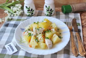 Картофель с курицей тушеный в молоке