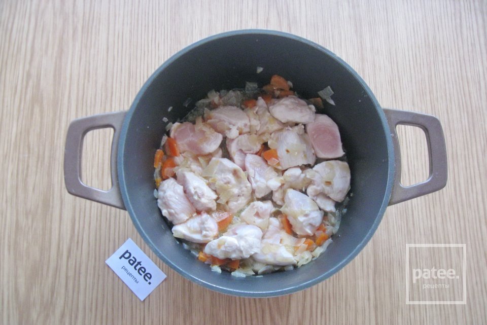 Картофель с курицей тушеный в молоке - Шаг 5