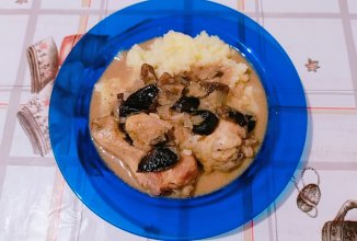 Тушеная курица с черносливом