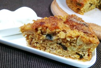 Пирог из овсяных хлопьев с яблоками и черносливом