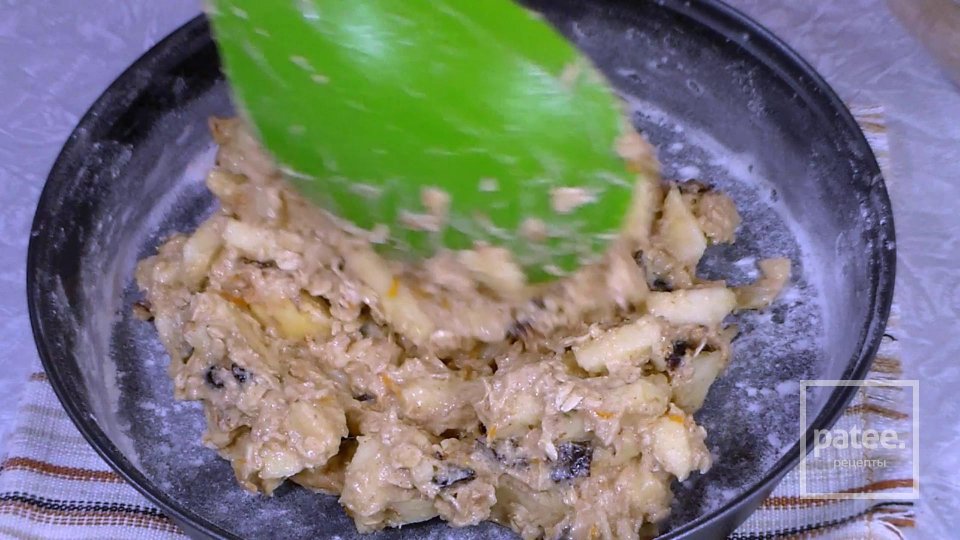Пирог из овсяных хлопьев с яблоками и черносливом - Шаг 11
