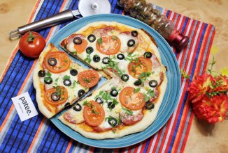 Пицца с моцареллой и колбасой