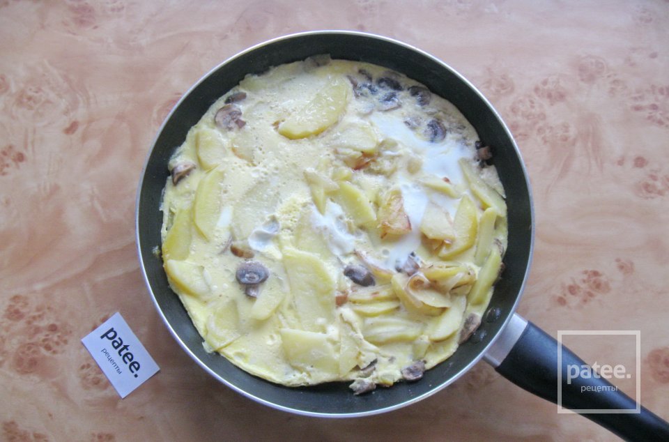 Омлет с картофелем и грибами - Шаг 10