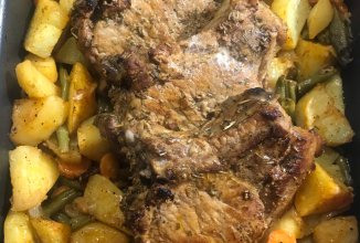 Стейк из свинины на кости