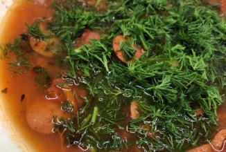 Пряный томатный суп с охотничьими колбасками