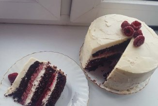 Шоколадно-вишневый торт с сырным кремом