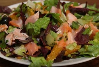 Салат с сёмгой, апельсином и оливками