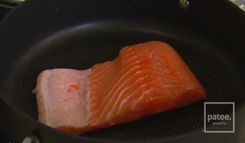 Салат с сёмгой, апельсином и оливками - Шаг 1