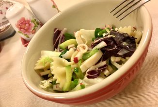 Салат с фарфалле, кальмарами и овощами.