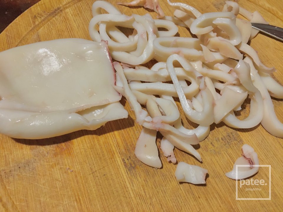 Салат с фарфалле, кальмарами и овощами. - Шаг 1