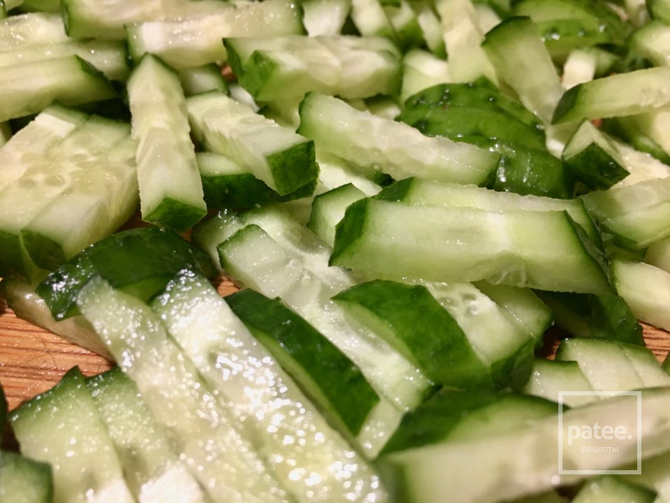 Салат с фарфалле, кальмарами и овощами. - Шаг 3