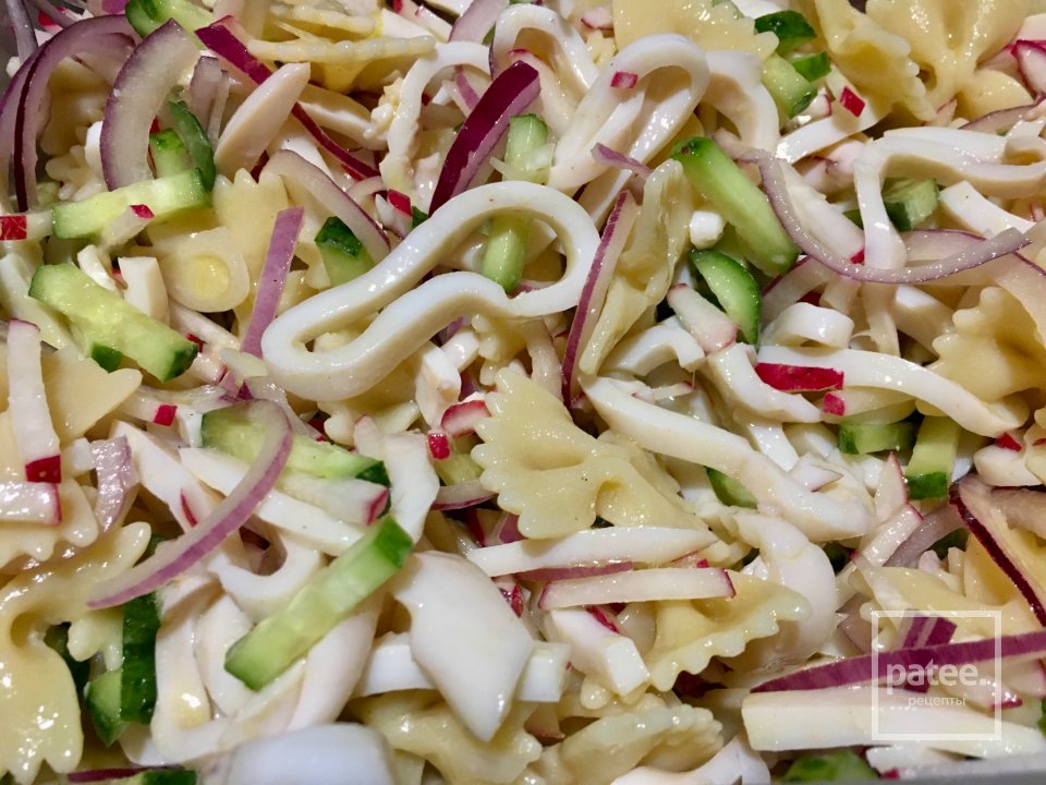 Салат с фарфалле, кальмарами и овощами. - Шаг 7