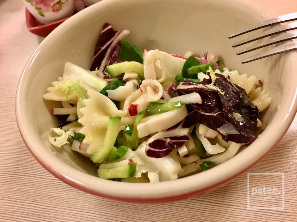 Салат с фарфалле, кальмарами и овощами. - Шаг 8