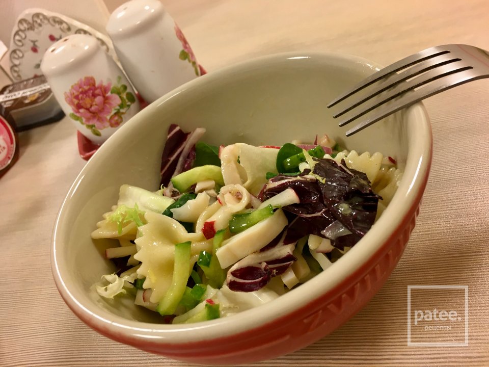 Салат с фарфалле, кальмарами и овощами. - Шаг 9