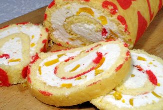 Бисквитный Рулет с Творожным Кремом и Персиками
