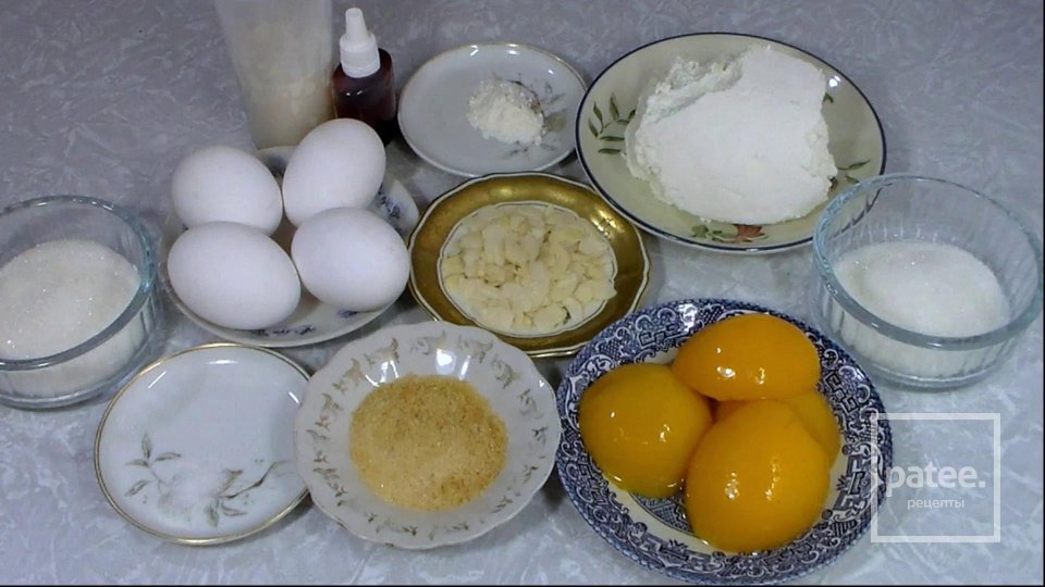 Бисквитный Рулет с Творожным Кремом и Персиками - Шаг 1