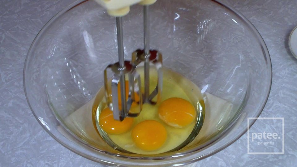 Бисквитный Рулет с Творожным Кремом и Персиками - Шаг 3