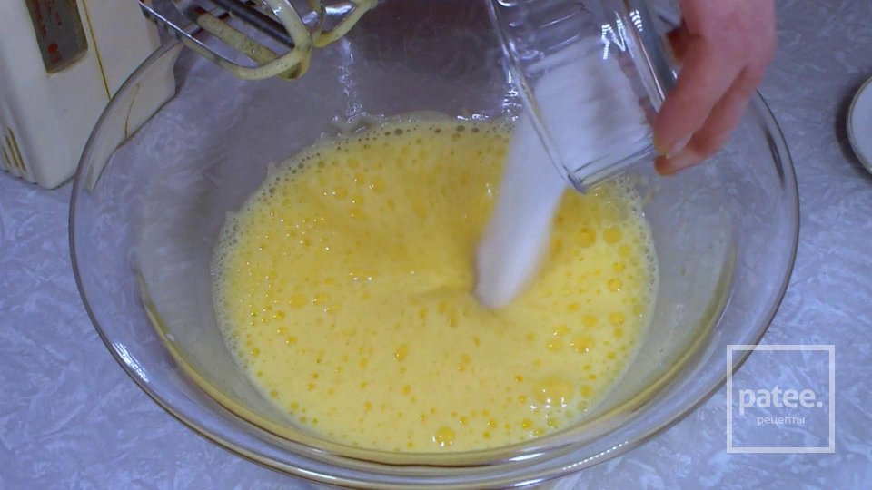 Бисквитный Рулет с Творожным Кремом и Персиками - Шаг 4