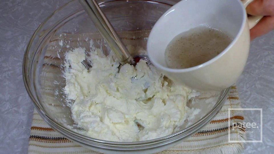 Бисквитный Рулет с Творожным Кремом и Персиками - Шаг 17