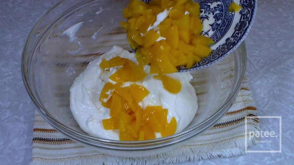 Бисквитный Рулет с Творожным Кремом и Персиками - Шаг 18