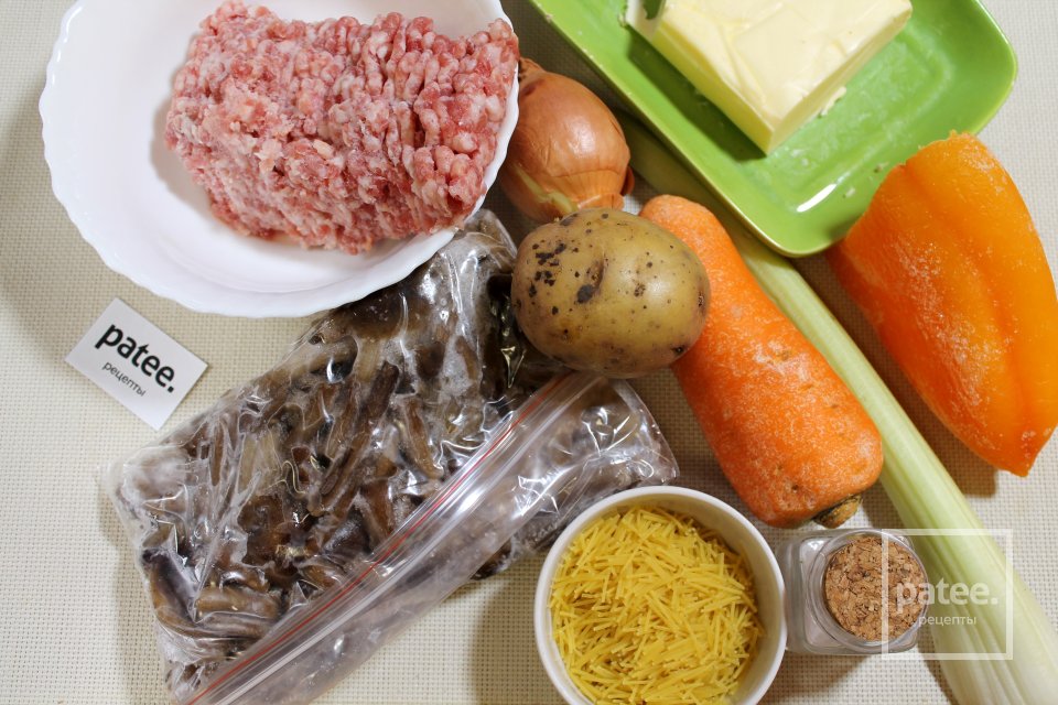 Овощной суп с грибами, мясными фрикадельками и вермишелью - Шаг 1