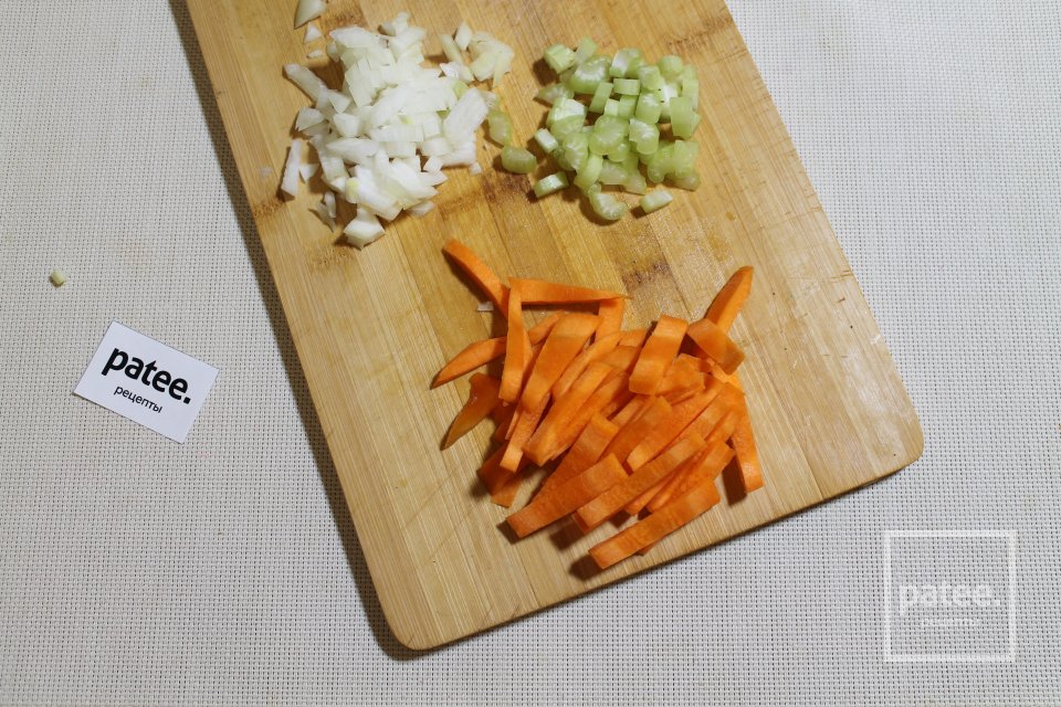 Овощной суп с грибами, мясными фрикадельками и вермишелью - Шаг 4