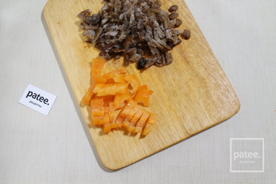 Овощной суп с грибами, мясными фрикадельками и вермишелью - Шаг 5