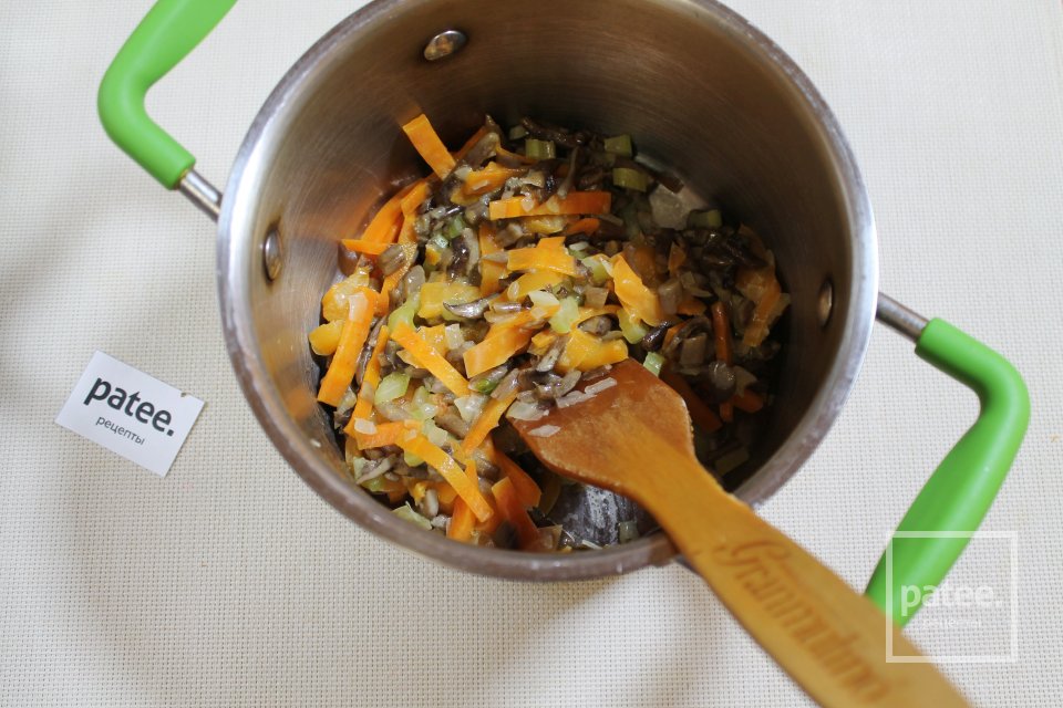 Овощной суп с грибами, мясными фрикадельками и вермишелью - Шаг 10