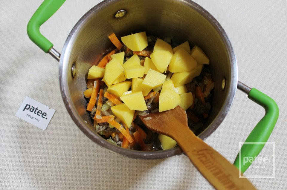 Овощной суп с грибами, мясными фрикадельками и вермишелью - Шаг 11