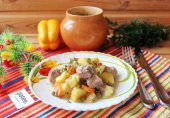Свиная шейка с овощами в горшочках