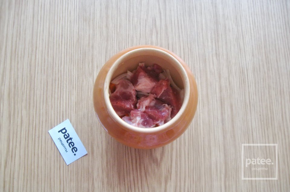 Свиная шейка с овощами в горшочках - Шаг 4