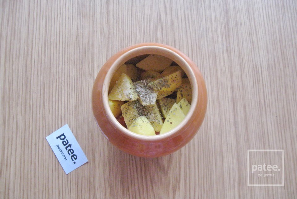 Свиная шейка с овощами в горшочках - Шаг 7