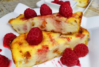 Творожная запеканка без муки с изюмом и малиной