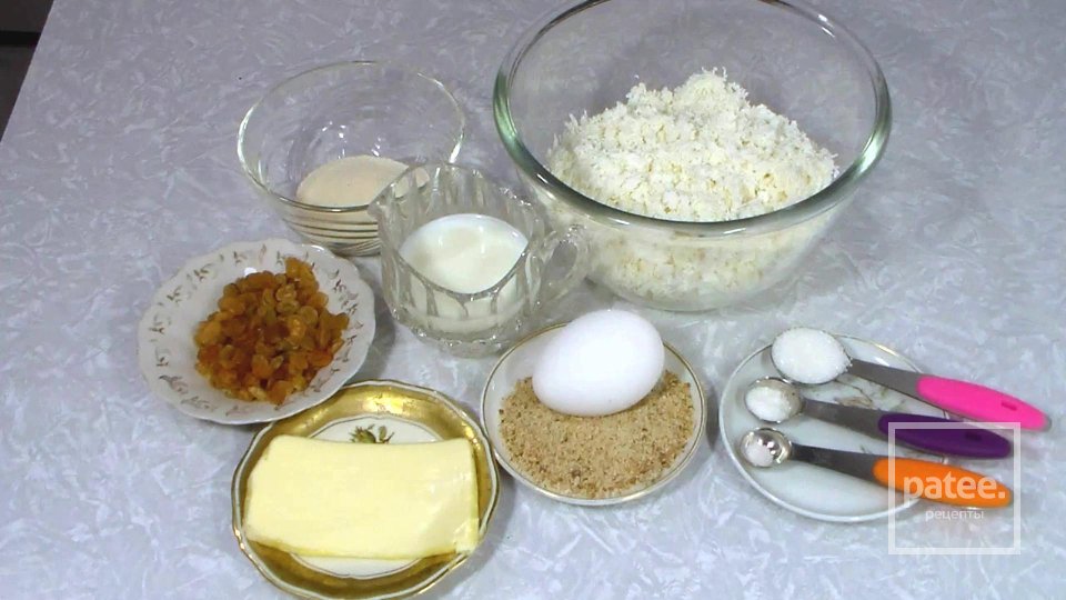 Творожная запеканка без муки с изюмом и малиной - Шаг 1