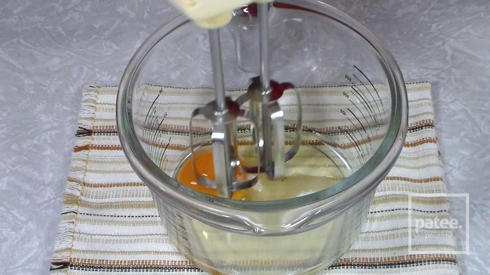 Творожная запеканка без муки с изюмом и малиной - Шаг 3