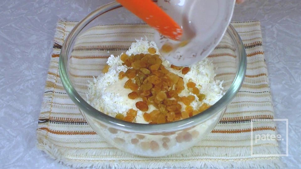 Творожная запеканка без муки с изюмом и малиной - Шаг 4