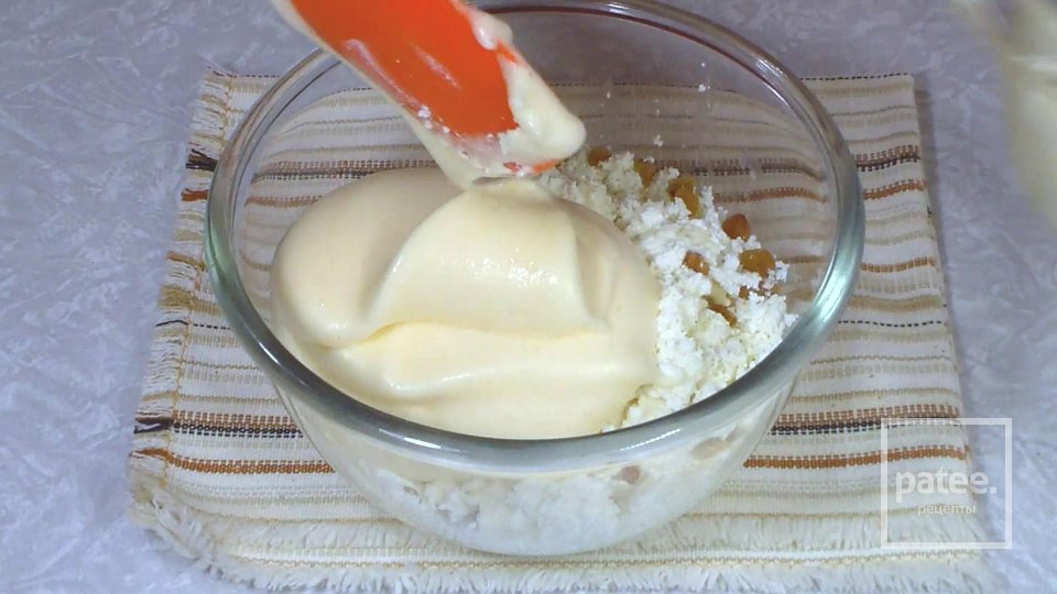 Творожная запеканка без муки с изюмом и малиной - Шаг 5