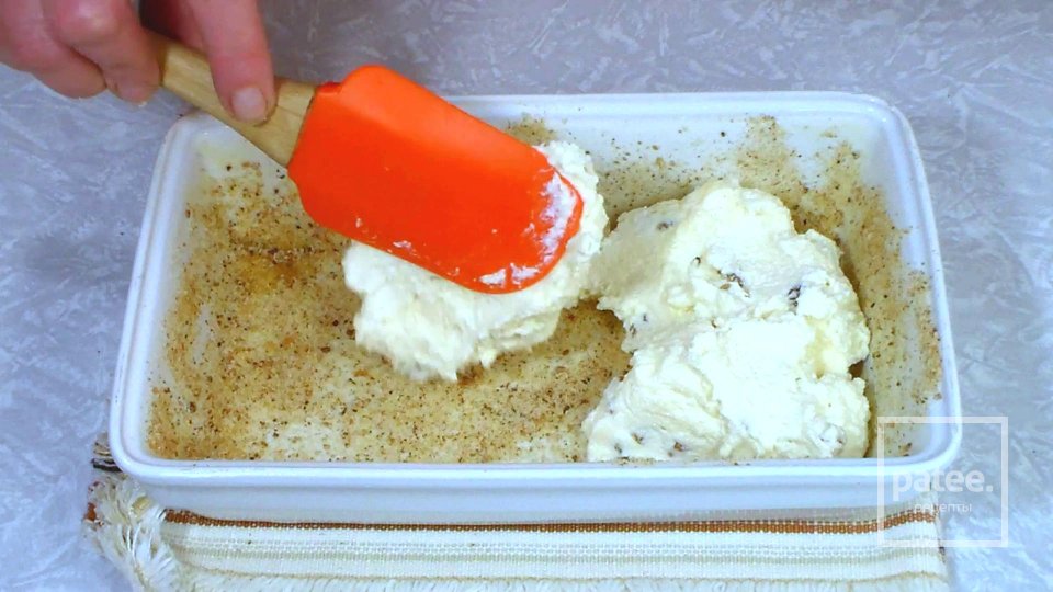 Творожная запеканка без муки с изюмом и малиной - Шаг 6