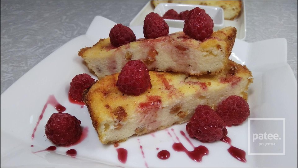 Творожная запеканка без муки с изюмом и малиной - Шаг 11