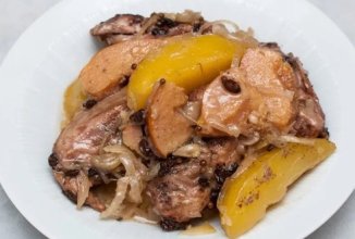 Курица с яблоком