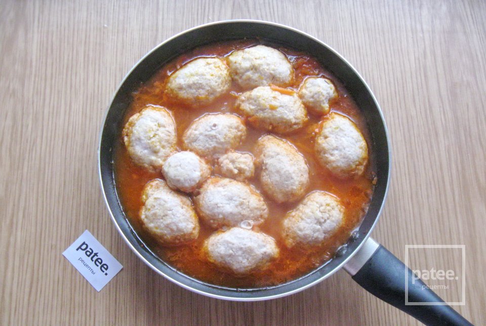 Котлеты с капустой в соусе - Шаг 12
