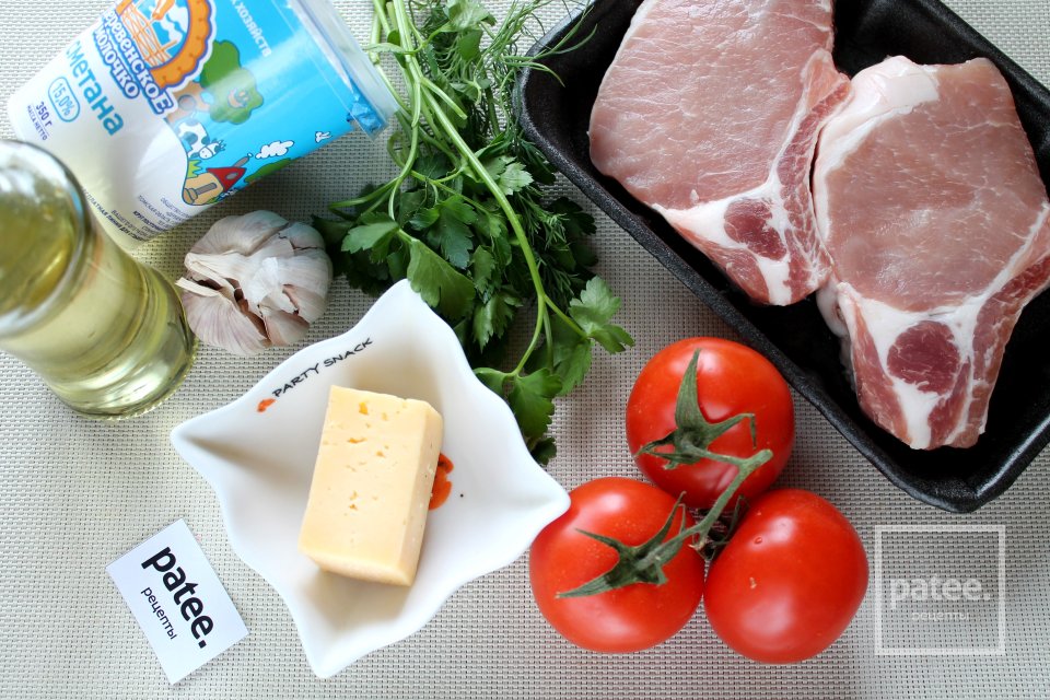 Свинина в духовке с помидорами и сыром - Шаг 1