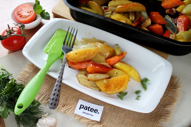 Картофель с овощами и итальянскими травами в духовке