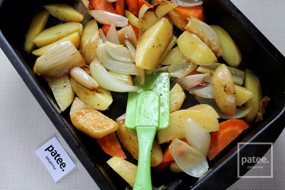 Картофель с овощами и итальянскими травами в духовке - Шаг 11