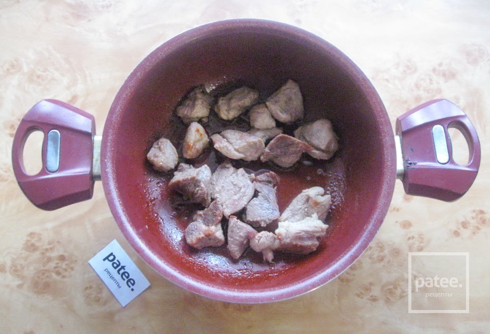 Свинина с яблоками в сметанном соусе - Шаг 3